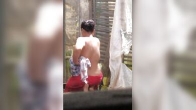 पडोसवाली प्रेग्नेंट आंटी को नहाने के बाद कपड़े बदलते चुपके से देखा