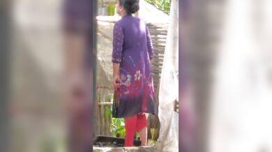 पडोसवाली प्रेग्नेंट आंटी को नहाने के बाद कपड़े बदलते चुपके से देखा