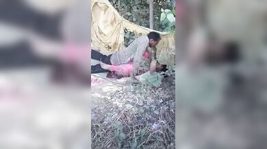 झाड़ियों में चुदाई करता देहाती जोड़ा