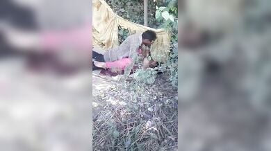 झाड़ियों में चुदाई करता देहाती जोड़ा