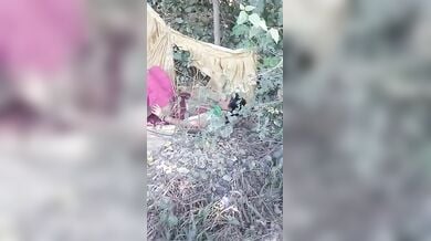 झाड़ियों में चुदाई करता देहाती जोड़ा