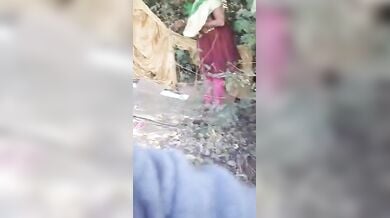 झाड़ियों में चुदाई करता देहाती जोड़ा