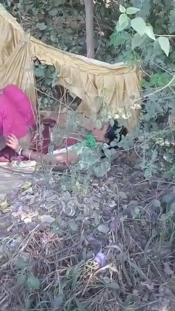 झाड़ियों में चुदाई करता देहाती जोड़ा