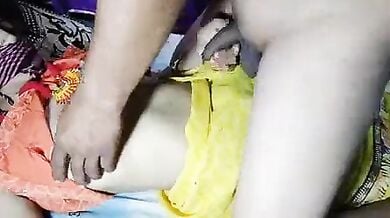 भाभी की टाँगे चौड़ी कर के चोदा होटल में