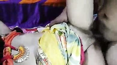 भाभी की टाँगे चौड़ी कर के चोदा होटल में