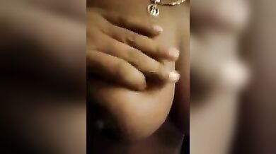 पडोसी आंटी के खरबूजे दबाये