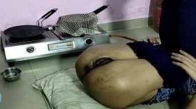 किचन में बीवी की काली चूत की तेल मालिश कर चुदाई करता पति