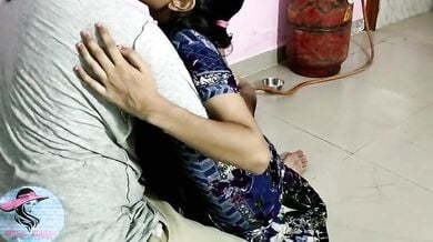 किचन में बीवी की काली चूत की तेल मालिश कर चुदाई करता पति