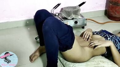 किचन में बीवी की काली चूत की तेल मालिश कर चुदाई करता पति