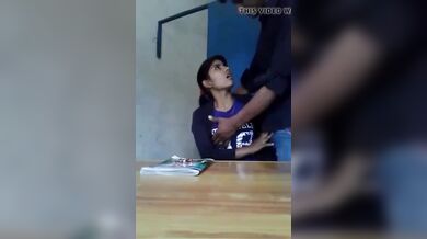 क्लासरूम में चुपके से चुदाई रोमांस का मजा लेते स्टूडेंट्स
