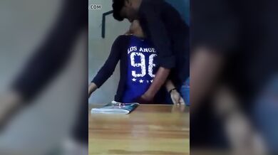 क्लासरूम में चुपके से चुदाई रोमांस का मजा लेते स्टूडेंट्स