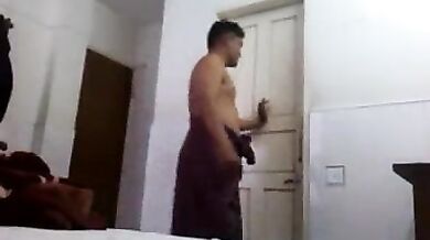 हॉटेल में बीवी की चुदाई करने के लिए उतावला पति