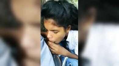 क्लास बंक कर लड़की ने दिया ब्लोजॉब