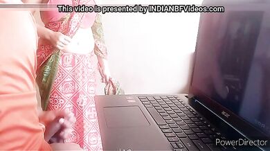 देसी कामवाली के सामने मुठ मारी लड़के ने