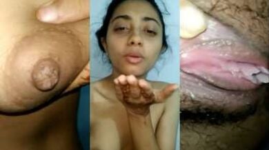 मेहंदी वाले उंगलियों से मंगेतर ने दिखाए बूब्स और चूत