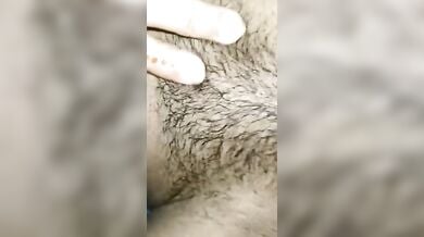 मेहंदी वाले उंगलियों से मंगेतर ने दिखाए बूब्स और चूत