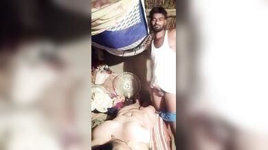 विलेज वाइफ हसबंड की झोपड़े में देसी चुदाई