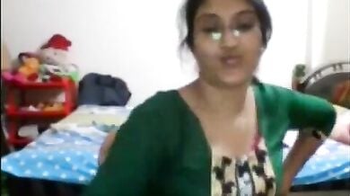 बड़ी दीदी ने दिखाया लाइव कैम पर नंगा शो