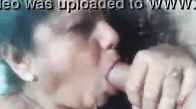 दोस्त की माँ के चेहरे पर माल गिराया