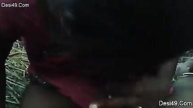 गांव वाली चाची से भतीजे ने खेत मे चुसाया लंड