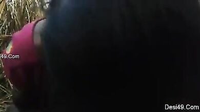 गांव वाली चाची से भतीजे ने खेत मे चुसाया लंड