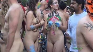 बेधुंद फिरंगी आदमियों-औरतों की नंगे बदन बाइसिकल रैली