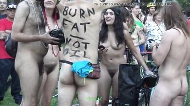 बेधुंद फिरंगी आदमियों-औरतों की नंगे बदन बाइसिकल रैली