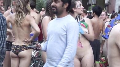 बेधुंद फिरंगी आदमियों-औरतों की नंगे बदन बाइसिकल रैली