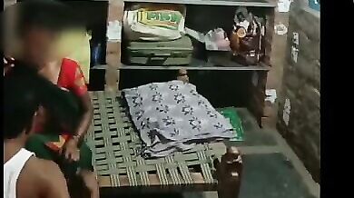 रात में पडोसी के घर चोरी छिपे जाकर चुदती शादीशुदा औरत