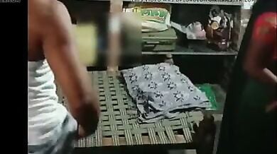 रात में पडोसी के घर चोरी छिपे जाकर चुदती शादीशुदा औरत