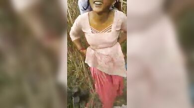 गन्ने के खेत में रंडी चोदते दो दोस्त