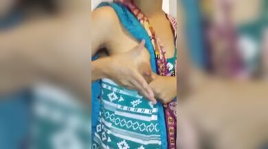 चुचे दबाकर दूध निकालती इंडियन कॉलेज गर्ल