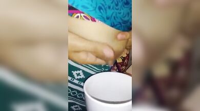 चुचे दबाकर दूध निकालती इंडियन कॉलेज गर्ल