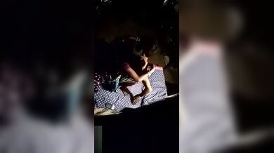 पडोसी पति पत्नी को चुदाई करते चुपके से देखने का मजा