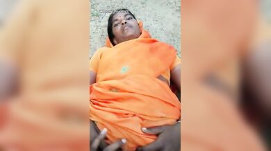 देहाती चाची की चुत खोलकर देखी