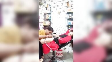 ब्यूटी पार्लर में जाकर ब्यूटीशियन गर्लफ्रेंड की दूधिया चूत चाटी