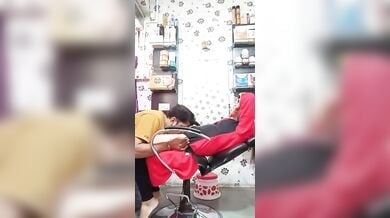 ब्यूटी पार्लर में जाकर ब्यूटीशियन गर्लफ्रेंड की दूधिया चूत चाटी