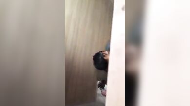 मॉल के वॉशरूम में चुदाई करते नॉर्थ ईस्ट लवर्स को चुपचाप फिल्माया