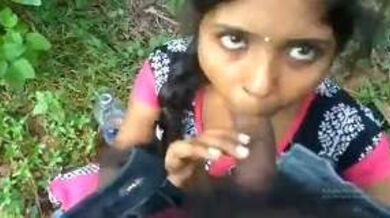 आँखों में आँखे डाल लंड चुसती लड़की