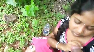 आँखों में आँखे डाल लंड चुसती लड़की