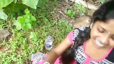 आँखों में आँखे डाल लंड चुसती लड़की