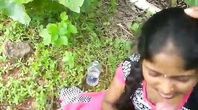 आँखों में आँखे डाल लंड चुसती लड़की