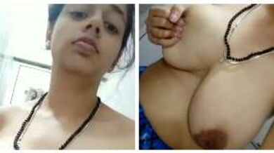 अपने बड़े बूब्स दबाती नॉटी इंडियन गर्ल