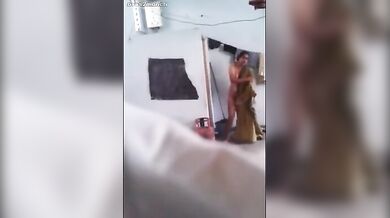 बेटे ने माँ को नहाते और कपड़े बदलते फिल्माया