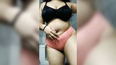 गदराई बदन वाली लड़की हुई नंगी