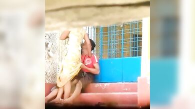 सीढ़ियों पर चुदाई करते कपल को फिल्माया