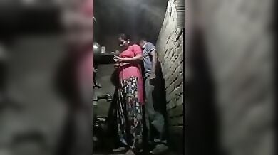 पडोसी सिक्यूरिटी वाले से चुदी नीतू आंटी