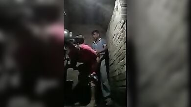 पडोसी सिक्यूरिटी वाले से चुदी नीतू आंटी