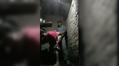 पडोसी सिक्यूरिटी वाले से चुदी नीतू आंटी