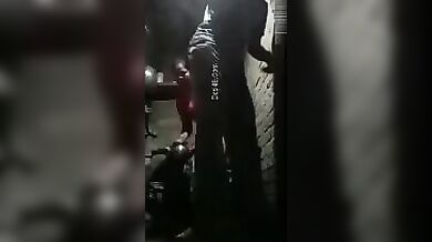 पडोसी सिक्यूरिटी वाले से चुदी नीतू आंटी